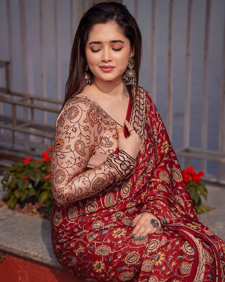 প্রিমিয়াম সফ্ট সিল্ক শাড়ি